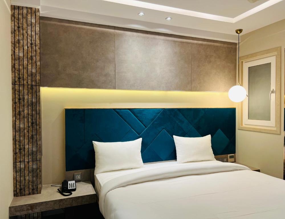 King Room featuring blackout curtains and ambient lighting — The Prime Delhi Hotel